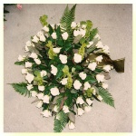 rouwwerk03_witte_rozen_met_groen